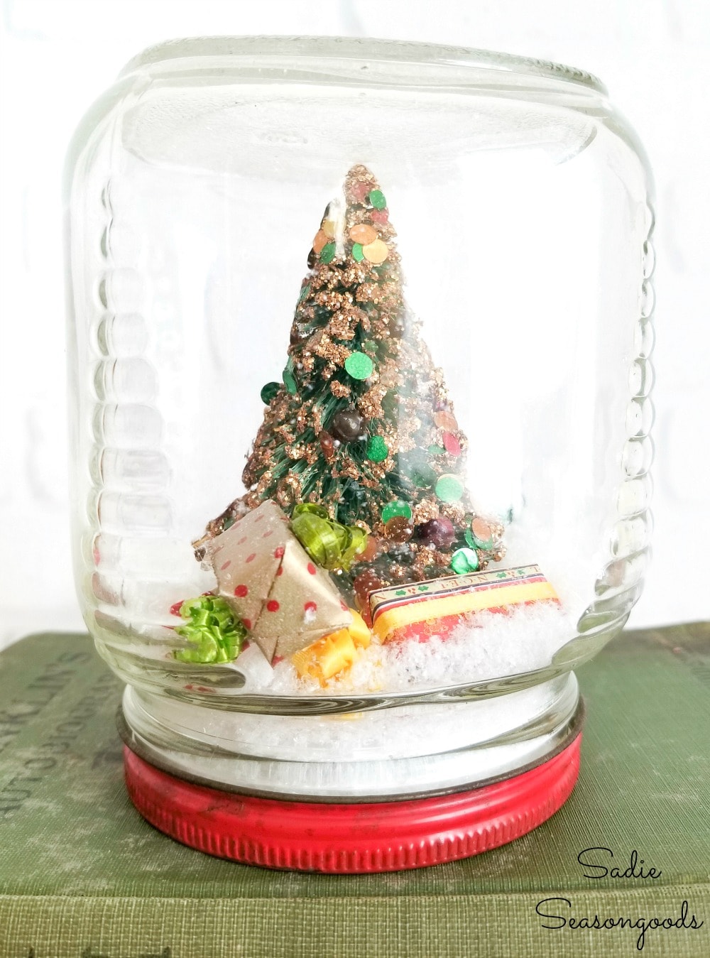 Waterless Snow Globes - Quick and Easy Christmas Craft
