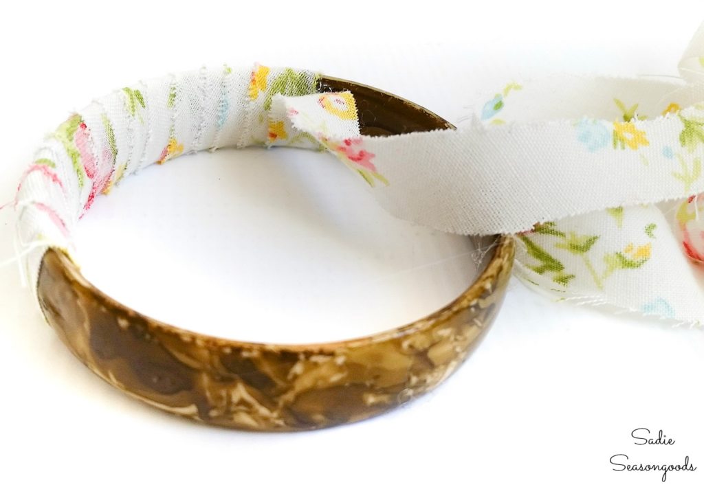 Fabric Bracelets from a Vintage Sheet: Easy Thrift Store Upcycle!