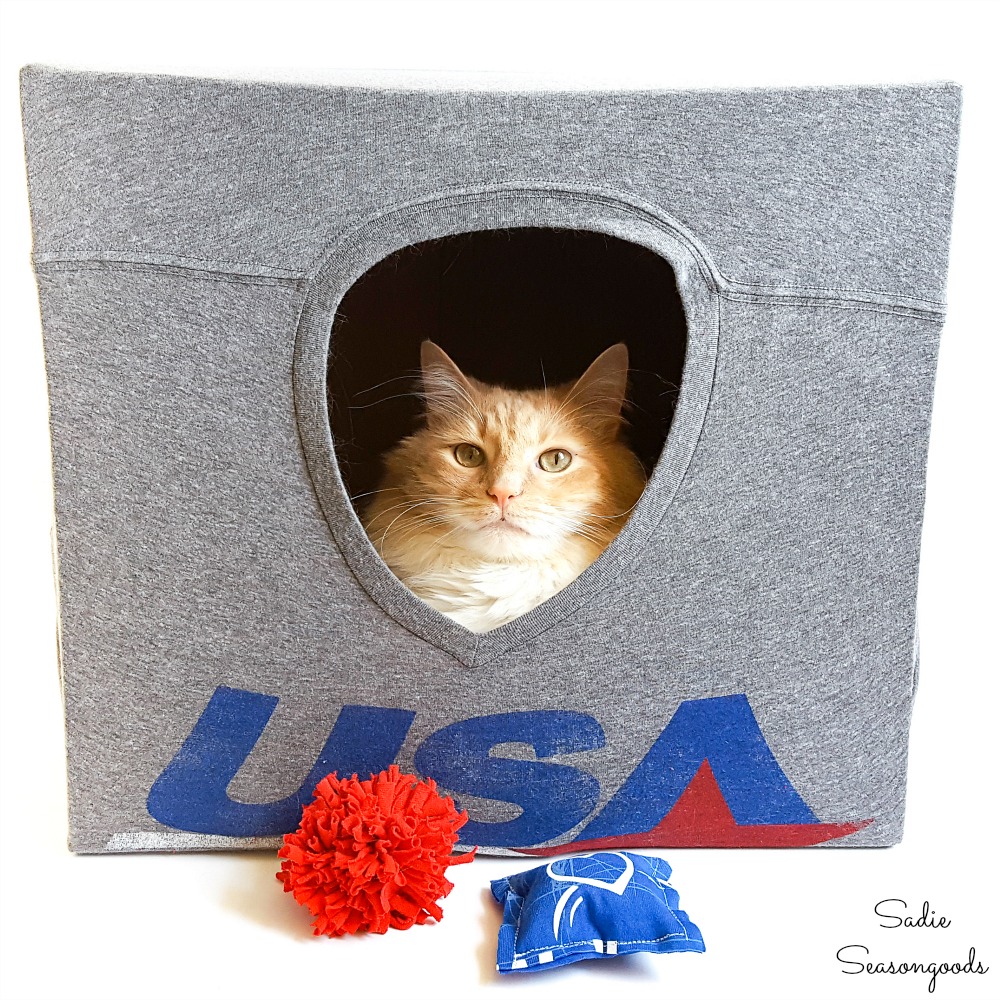 Домик для кошки из коробки и футболки