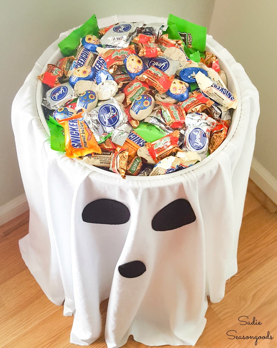 https://www.sadieseasongoods.com/wp-content/uploads/2016/10/Easy-trunk-or-treat-ideas-with-a-candy-bowl-holder.jpg