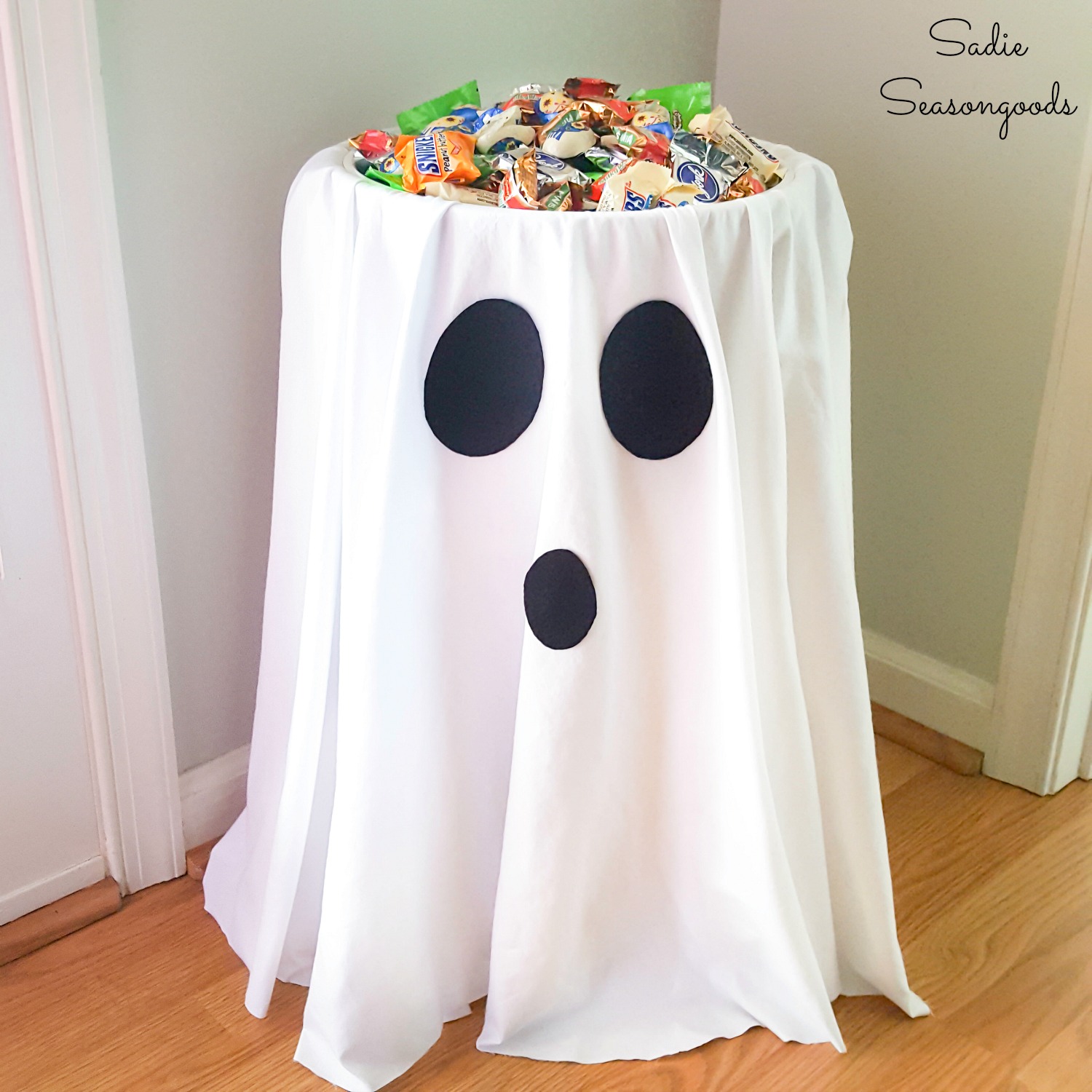 https://www.sadieseasongoods.com/wp-content/uploads/2016/10/Halloween-trick-or-treat-ideas-with-a-candy-bowl-holder.jpg
