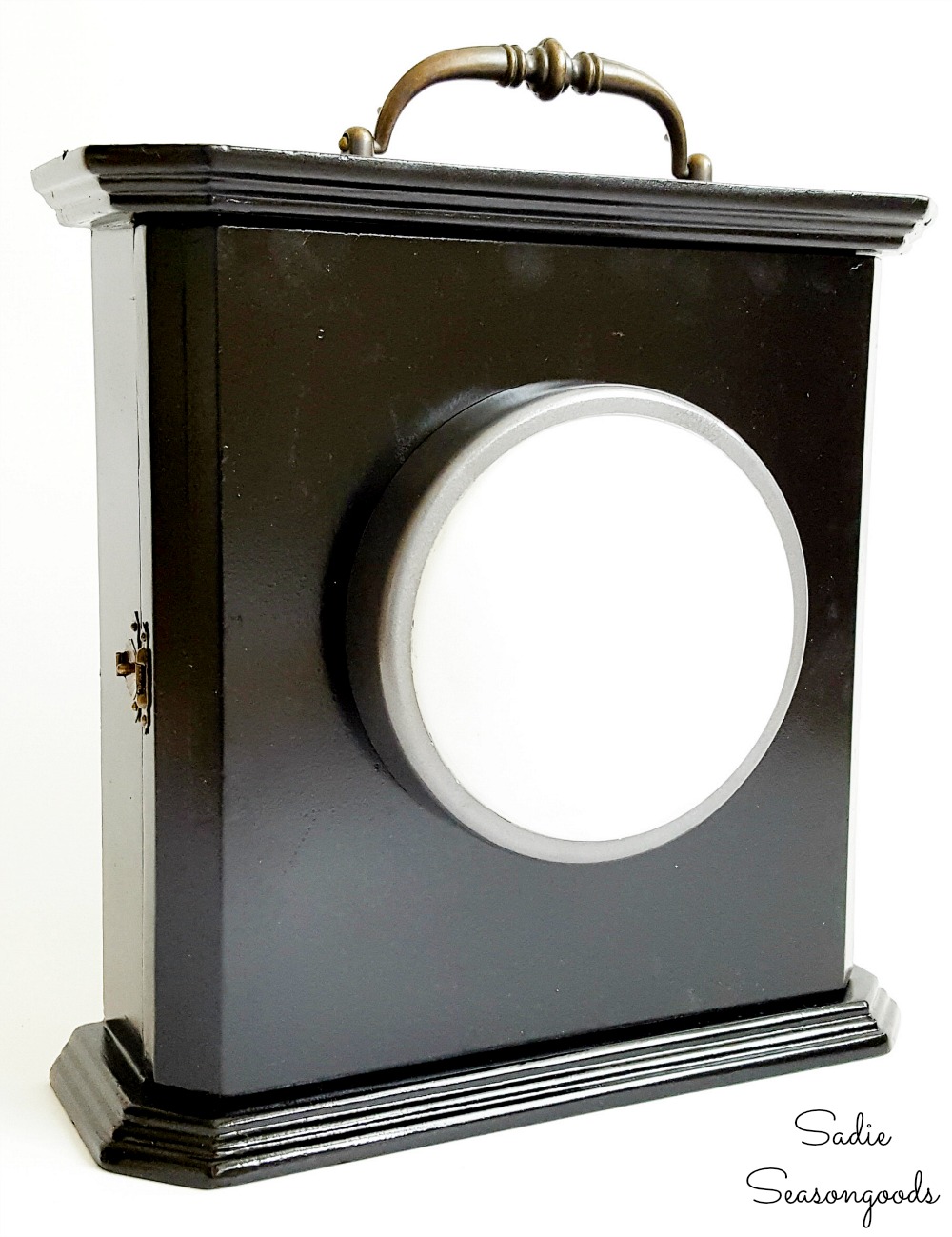https://www.sadieseasongoods.com/wp-content/uploads/2017/08/Blackout-kit-and-emergency-lantern-for-a-power-outage.jpg