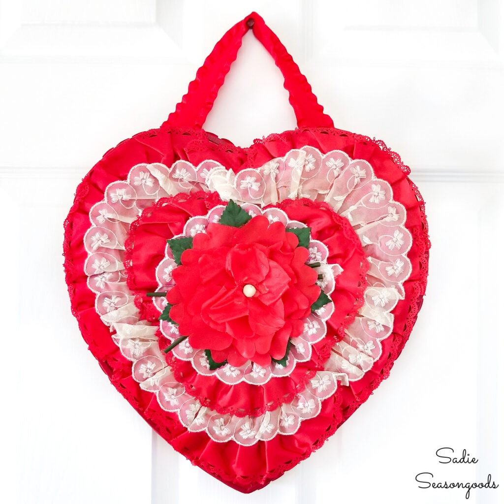 5-Minute Craft: DIY Wreath with a Valentine's Candy Box