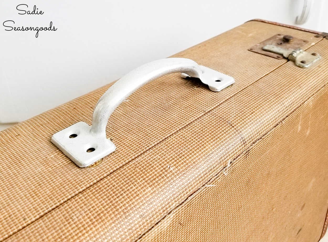 Vintage Luggage Decor with an Old Suitcase
