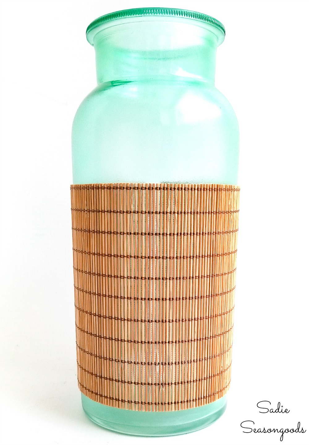 Beach bottles by upcycling a grass placemat and stained glass spray paint