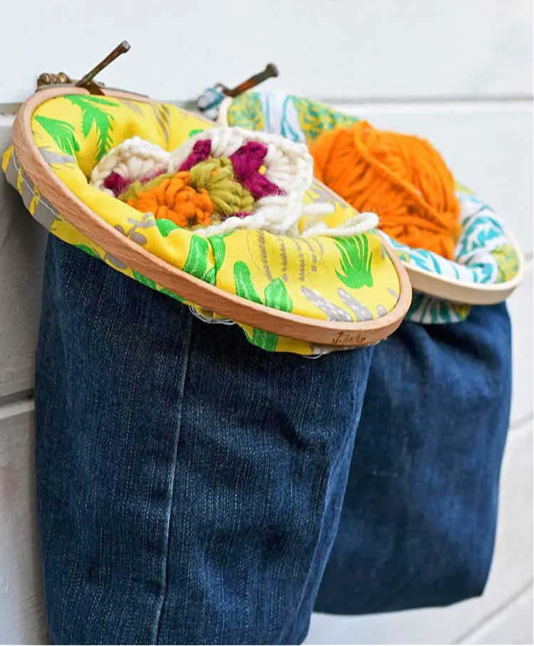 diy hanging bags from denim and embroidery hoops